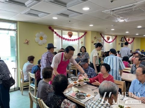 김진홍 부산 동구청장, 취임2주년 맞아 자성대노인복지관 경로식당에서 배식봉사