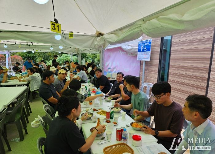 나아농회원들이 강진 수국길 축제장에서 강진군청 인구정책과 관계자들과 오찬을 하고 있다.
