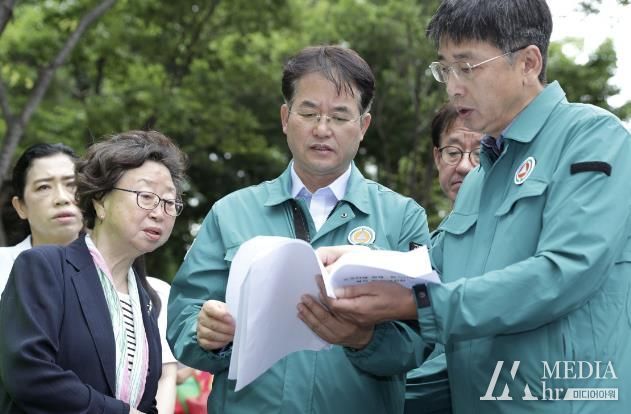 탄현동 숯고개공원 우수저류시설 예정지를 살펴보는 이동환 고양특례시장