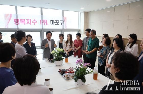 박강수 마포구청장이 합정동 직능단체 회원들과 격의 없는 대화를 나누고 있다.