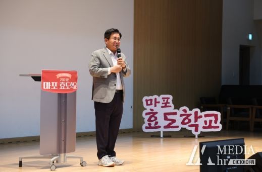 박강수 마포구청장이 마포 효도학교 수료식에 참석해 수강생들에게 인사말을 전하고 있다.