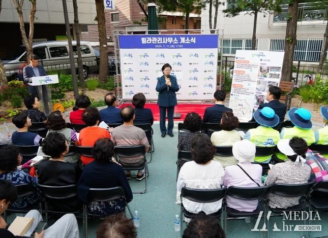 이순희 강북구청장이 7월 11일 수유2동 빌라관리사무소 개소식에 참석해 인사말을 전하고 있다.