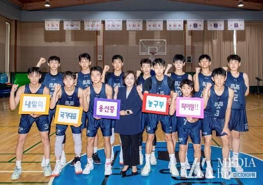 6월 26일 용산중학교를 방문한 박희영 용산구청장이 농구부 학생들과 기념촬영을 했다