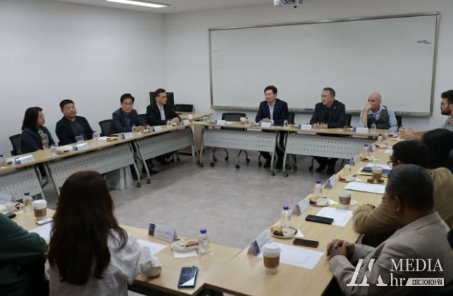 이상일 용인특례시장이 15일 연극 '안티고네' 관람전 주한그리스 대사관 및 각국 연극 관계자들과 간담회를 갖었다