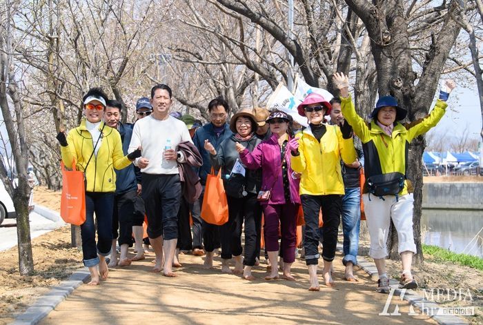 맨발로 건강 챙기세요…구미시, 황토맨발길 ‘인기만점’